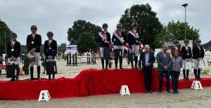 Sieger und Platzierte in der Kreismeisterschaft Springen auf dem Siegerpodest